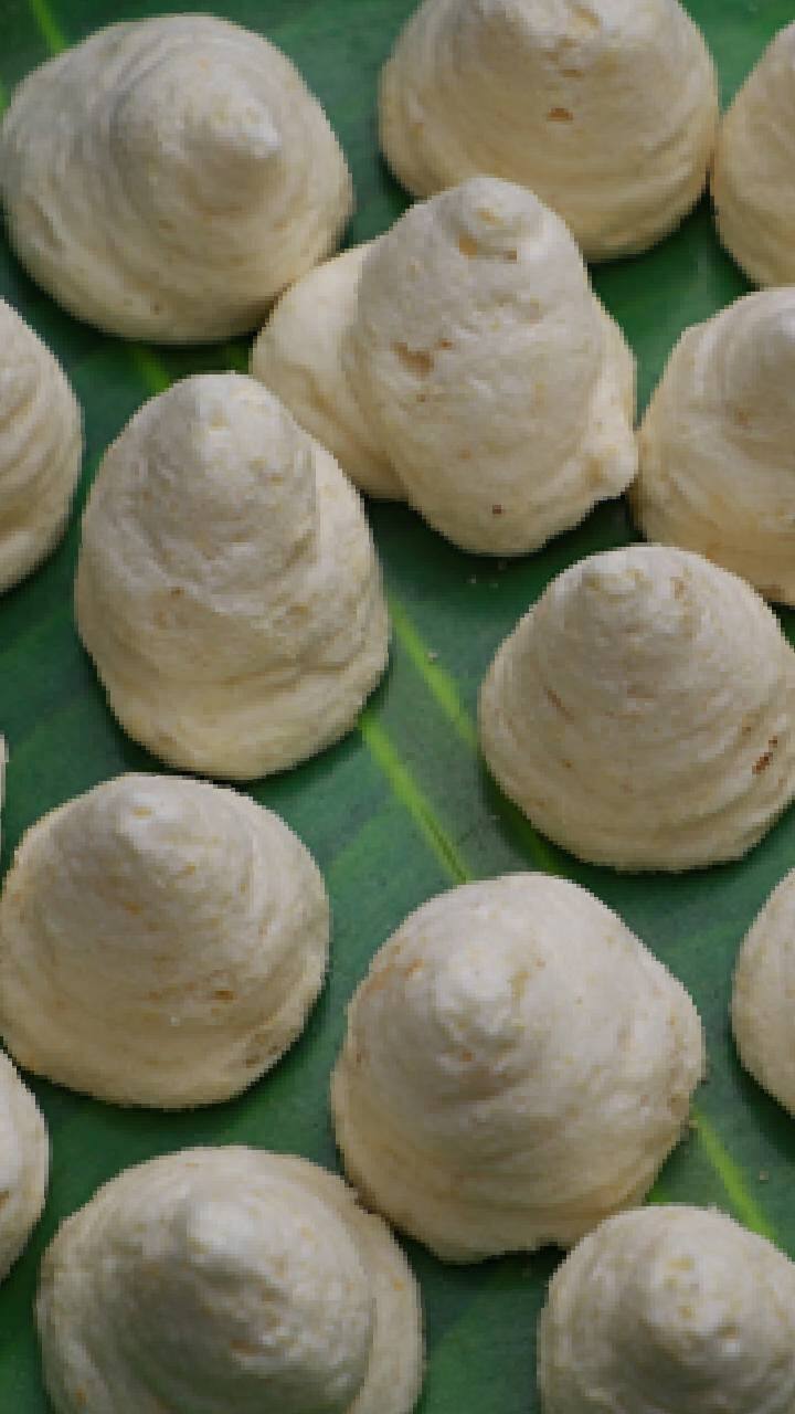 கோன் வடிவத்தில் சுற்றப்பட்ட பட்டர் பேப்பரில் இந்தக் கலவையை எடுத்து வடிக்க வேண்டும்