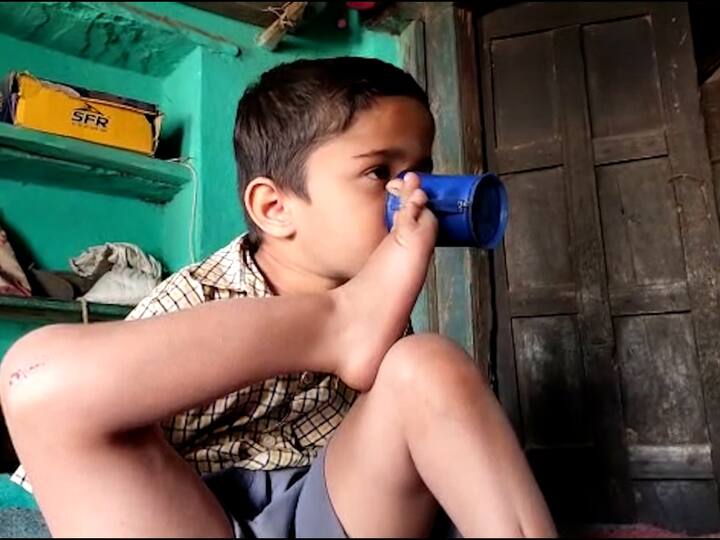 जन्मापासूनच त्याचे दोन्ही हात नाहीत. तरी त्याची शिक्षणासाठीची इच्छा, जिद्द कमी झालेली नाही. त्याच्या पालनपोषणाची जबाबदारी वडीलच सांभाळत आहेत.