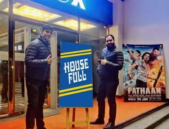 inox housefull sign back pathaan thanking king khan shah rukh khan kashmir valley 32 long years Pathaan Housefull: ਪਠਾਨ ਦਾ ਧਮਾਕਾ, 32 ਸਾਲ ਬਾਅਦ ਕਸ਼ਮੀਰ ਘਾਟੀ ਦੇ ਸਿਨੇਮਾ ਹਾਲ 'ਚ ਹਾਊਸਫੁੱਲ ਦਾ Sign, ਸ਼ਾਹਰੁਖ ਖਾਨ ਨੇ ਕਿਹਾ Thank You