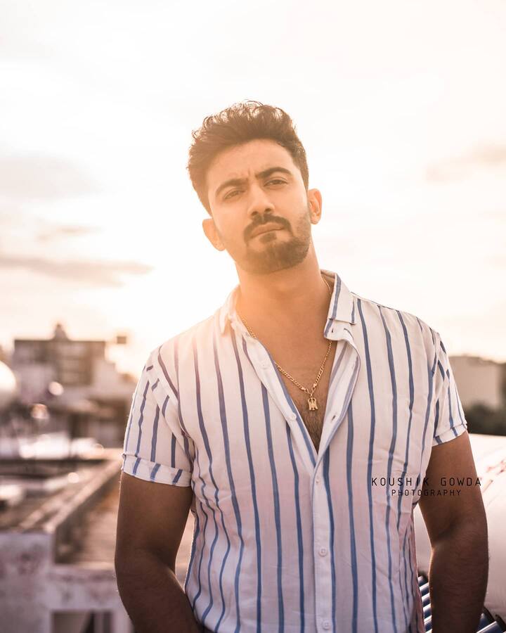 ప్రస్తుతం ఎన్నెన్నో జన్మల బంధం సీరియల్ లో యష్ గా బుల్లితెర ప్రేక్షకుల ఆదరణ పొందుతున్నాడు నిరంజన్.
