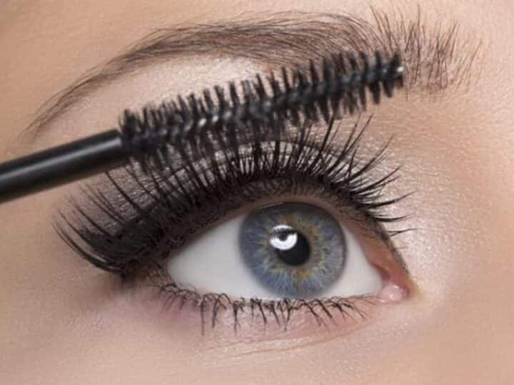 To make the eyes beautiful, you also apply mascara, so be careful