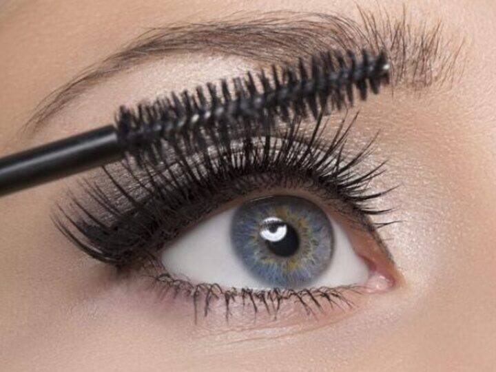 To make the eyes beautiful, you also apply mascara, so be careful To make the eyes beautiful, you also apply mascara, so be careful