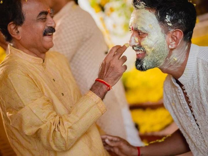 राहुल की तस्वीरों में उनकी फैमली के लोग भी नजर आ रहे हैं. उन्होंने हल्दी सेरेमनी की फोटो शेयर करने से पहले शादी की तस्वीरें भी साझा की थीं.