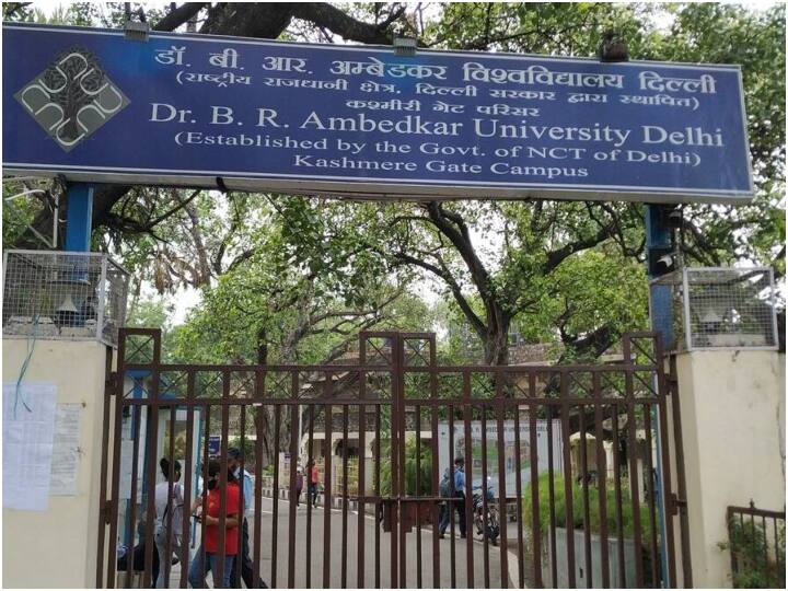 bbc pm modi documentary screening in ambedkar university ANN अंबेडकर यूनिवर्सिटी में काटी गई पावर सप्लाई, स्क्रीनिंग वाला पर्दा हटाया तो छात्रों ने लैपटॉप पर देखी बीबीसी डॉक्यूमेंट्री