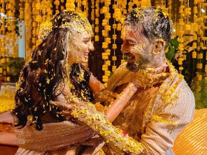 KL Rahul and Athiya Shetty : क्रिकेटर केएल राहुल  बॉलिवूड अभिनेत्री अथिया शेट्टीसोबत 23 जानेवारी रोजी लग्नबंधनात अडकला. ज्यानंतर आता त्यांच्या हळदी समारंभाचे फोटो समोर आले आहेत.