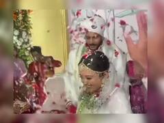 Axar Patel Marriage Photos: सामने आईं अक्षर पटेल की शादी की खास तस्वीरें, फैंस को खूब पसंद आ रहा दूल्हा-दुल्हन का लुक