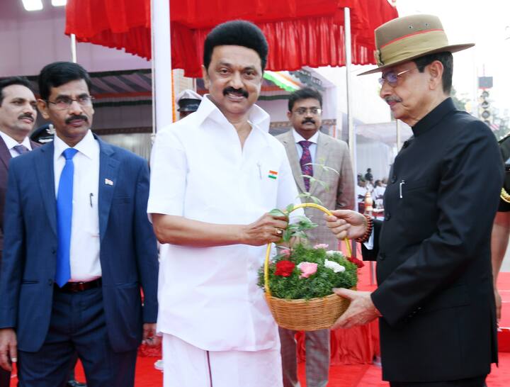 தமிழ்நாடு ஆளுநர் ஆர்.என்.ரவிக்கு, முதலமைச்சர் ஸ்டாலின் மலர்கொத்து வழங்கி வரவேற்றார்.