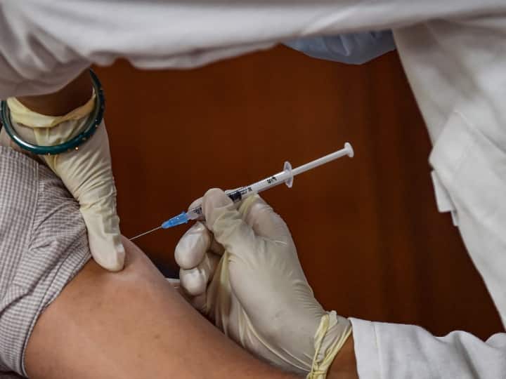 covid vaccine cant be mix in second dose center told delhi high court Covid-19 की दो डोज में लग सकती है अलग-अलग वैक्सीन, क्या हैं नियम? सरकार ने कोर्ट को बताया