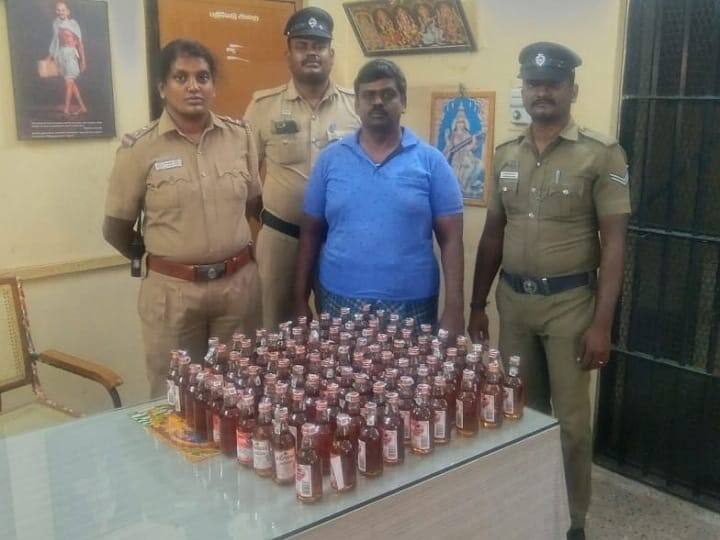 Liquor sale Republic Day celebrations 1006 liquor bottles seized in Karur TNN குடியரசு தின விழாவில் மது விற்பனை அமோகம் - கரூரில் 1006 மதுபாட்டில் பறிமுதல்