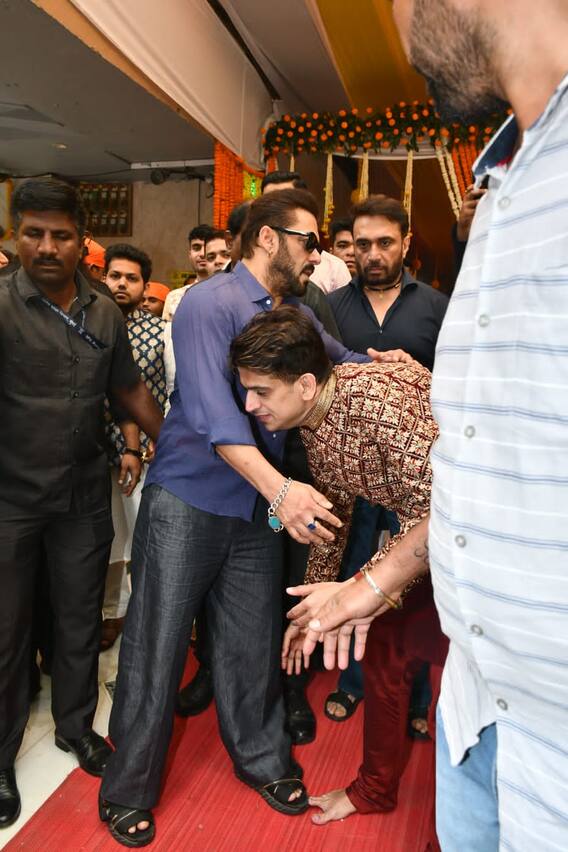 शादी अटेंड करने पहुंचे Salman Khan तो पैर छूने लगे Rahul Kanal, 'टाइगर' ने फिर यू लगाया गले | PICS