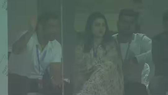 mahendra singh dhoni at ranchi stadium with wife sakshi ind vs nz photo goes viral on social media IND vs NZ: રાંચીમાં પત્ની સાક્ષી સાથે મેચ જોવા પહોંચ્યો મહેંદ્ર સિંહ ધોની, વીડિયો વાયરલ