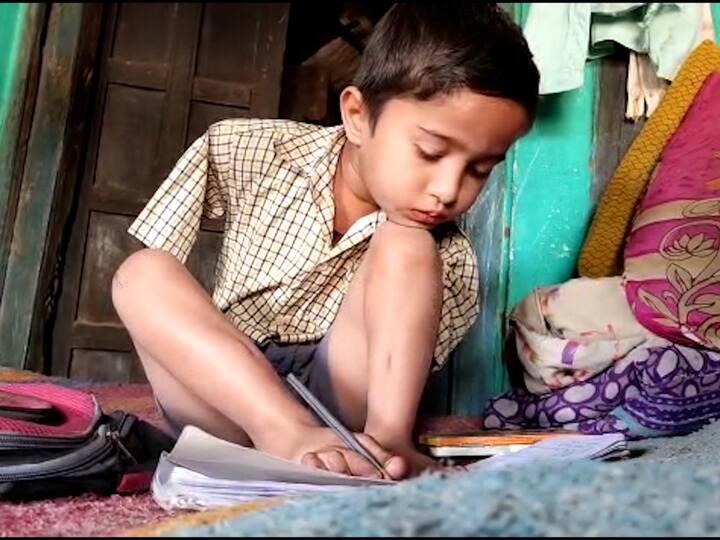 गणेशला हात नसल्याने वयाच्या अवघ्या आठव्या वर्षी तो पायाने अक्षर गिरवत आहे. पायानेच तो मोबाईल फोनदेखील सहजरित्या हाताळतो.