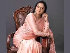 Anchor Suma: కనకాంబరం కలర్ శారీలో యాంకర్ సుమ ఫోజులు