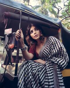 Shama Sikander Saree Look: साड़ी में बिखरी जुल्फों को संवारती नजर आईं शमा सिकंदर, कातिल अदाएं देख थम जाएंगी सांसे
