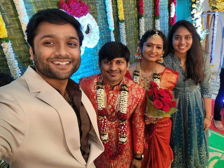 నూతన జంటను ఆశీర్వదించారు.Photo Credit:Anchor Ravi/Instagram