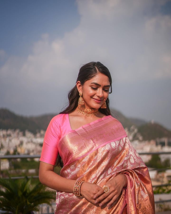 मृणालनं शेअर केलेल्या या फोटोला कमेंट करुन अनेकांनी तिच्या लूकचं कौतुक केलं आहे. (Mrunal Thakur/Instagram)