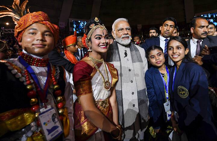 यह नहीं पीएम नरेंद्र मोदी के साथ परीक्षा पे चर्चा कार्यक्रम में पहुंचे छात्रों ने तस्वीरें भी खिंचवाईं. (फोटो क्रेडिट- PTI)