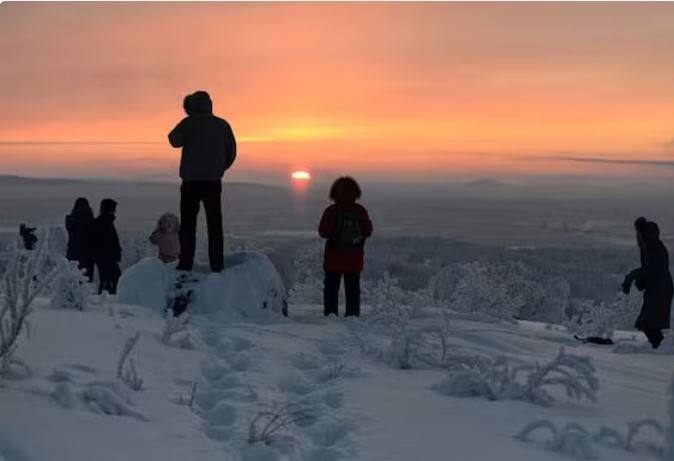 ਰੂਸ ਦੁਨੀਆ ਦਾ ਇੱਕੋ ਇੱਕ ਅਜਿਹਾ ਦੇਸ਼ ਹੈ ਜਿੱਥੇ ਕੁੱਲ 24 ਵਿੱਚੋਂ 11 ਵੱਖ-ਵੱਖ ਸਮਾਂ ਜ਼ੋਨ ਹਨ। ਇਸ ਕਾਰਨ ਦੇਸ਼ ਦੇ ਇੱਕ ਕੋਨੇ ਵਿੱਚ ਬੈਠਾ ਕੋਈ ਸਵੇਰੇ 7 ਵਜੇ ਜਾਗ ਰਿਹਾ ਹੈ ਤਾਂ ਦੂਜੇ ਪਾਸੇ ਕੋਈ ਹੋਰ ਰੂਸੀ ਰਾਤ ਦਾ ਖਾਣਾ ਖਾ ਰਿਹਾ ਹੈ। ਇਸ ਦੇ ਨਾਲ ਹੀ ਰੂਸ ਵਿੱਚ ਅੱਧੇ ਦੇਸ਼ ਵਿੱਚ ਦਿਨ ਅਤੇ ਅੱਧੇ ਦੇਸ਼ ਵਿੱਚ ਰਾਤ ਹੁੰਦੀ ਹੈ। ਇਹ ਖੇਡ ਇੱਕ-ਦੋ ਦਿਨ ਨਹੀਂ ਸਗੋਂ ਢਾਈ ਮਹੀਨੇ ਚੱਲਦੀ ਹੈ। ਰਿਪੋਰਟ ਦੇ ਅਨੁਸਾਰ, ਇਹ ਮਈ ਤੋਂ ਜੁਲਾਈ ਤੱਕ ਲਗਭਗ 76 ਦਿਨ ਰੂਸ ਵਿੱਚ ਚਲਦਾ ਹੈ। ਇਸ ਲਈ ਰੂਸ ਨੂੰ 'ਕੰਟਰੀ ਆਫ਼ ਮਿਡਨਾਈਟ ਸਨ' ਵੀ ਕਿਹਾ ਜਾਂਦਾ ਹੈ।