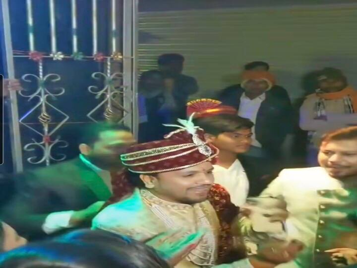 Viral video of groom dancing in his own barat Viral Video: घोड़ी से उतर कर दूल्हे ने मचाया ऐसा धमाल कि देखते रह गए बाराती, लोगों ने कहा- अब शादी कर ही ले