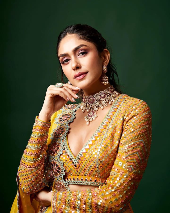 मृणालला इन्स्टाग्रामवर 7 मिलियन पेक्षा जास्त नेटकरी फॉलो करतात.   (Mrunal Thakur/Instagram)