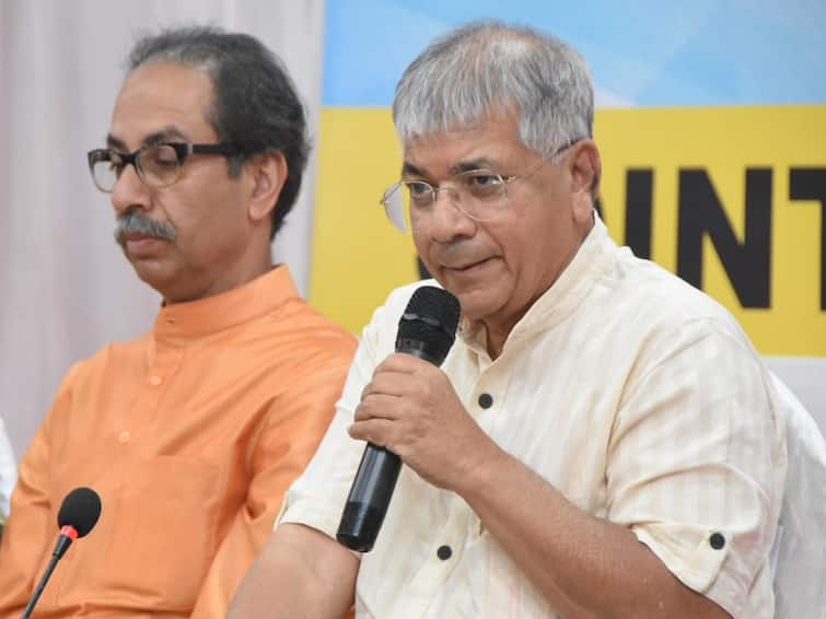 Maharashtra Vanchit Bahujan Aaghadi Leader Prakash Ambedkar Comment on Shivsena Leader Sanjay Raut    Prakash Ambedkar : सांभाळून बोला, हा सल्ला उद्धव ठाकरेंनी दिला तर मानेल; प्रकाश आंबेडकरांचा संजय राऊतांना टोला