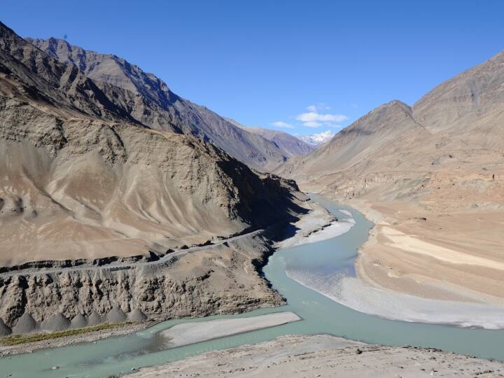 Indus Water Treaty: सिंधु जल संधि में संशोधन करने को लेकर भारत ने पाकिस्तान को नोटिस भेजा है. इस संधि के तहत सतलुज, ब्यास और रावी का पानी भारत को और सिंधु, झेलम और चिनाब का पानी पाकिस्तान को जाता है.