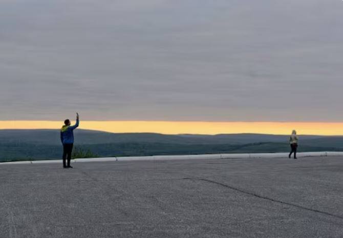 ਇਸ ਦੇ ਨਾਲ ਹੀ ਰੂਸ ਵਿੱਚ ਅੱਧੇ ਦੇਸ਼ ਵਿੱਚ ਦਿਨ ਅਤੇ ਅੱਧੇ ਦੇਸ਼ ਵਿੱਚ ਰਾਤ ਹੁੰਦੀ ਹੈ। ਇਹ ਖੇਡ ਇੱਕ-ਦੋ ਦਿਨ ਨਹੀਂ ਸਗੋਂ ਢਾਈ ਮਹੀਨੇ ਚੱਲਦੀ ਹੈ। ਰਿਪੋਰਟ ਦੇ ਅਨੁਸਾਰ, ਇਹ ਮਈ ਤੋਂ ਜੁਲਾਈ ਤੱਕ ਲਗਭਗ 76 ਦਿਨ ਰੂਸ ਵਿੱਚ ਚਲਦਾ ਹੈ। ਇਸ ਲਈ ਰੂਸ ਨੂੰ 'ਕੰਟਰੀ ਆਫ਼ ਮਿਡਨਾਈਟ ਸਨ' ਵੀ ਕਿਹਾ ਜਾਂਦਾ ਹੈ।