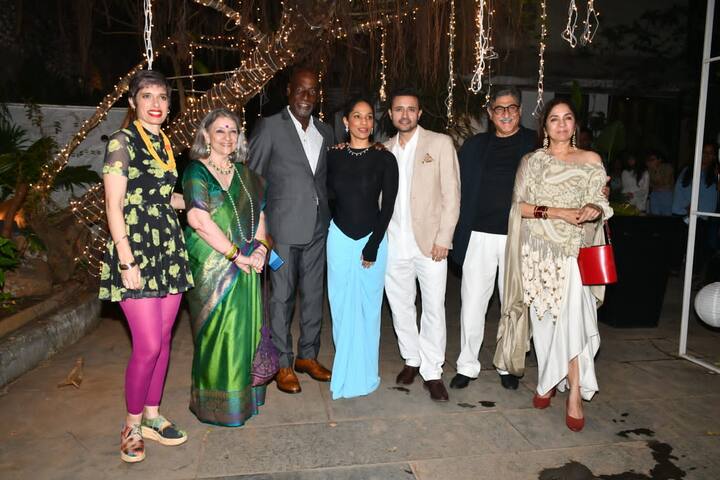 हालांकि इस शादी में दुल्हन मसाबा से ज्यादा उनकी मां नीना गुप्ता के चर्चे हो रहे हैं. दरअसल, बेटी की शादी में नीना गुप्ता अपने पति विवेक मेहरा और एक्स लिव इन पार्टनर और पूर्व वेस्ट इंडीज क्रिकेटर विवियन रिचर्ड के साथ शिरकत करने के लिए पहुंचीं. (Photo- Manav Manglani)