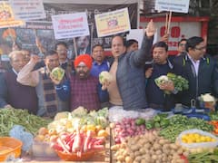 In Pics: दिल्ली के सदर बाजार में दुकानें सील होने पर व्यापारियों में गुस्सा, ठेले पर सब्जी बेचकर किया प्रदर्शन
