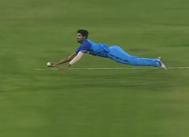 IND Vs NZ 1st T20: Washington Sundar jumped in the air and caught a dangerous catch Watch Video Washington Sundar Catch: కళ్లు చెదిరే క్యాచ్ పట్టిన సుందర్ - ఫిదా అవుతున్న ఫ్యాన్స్!