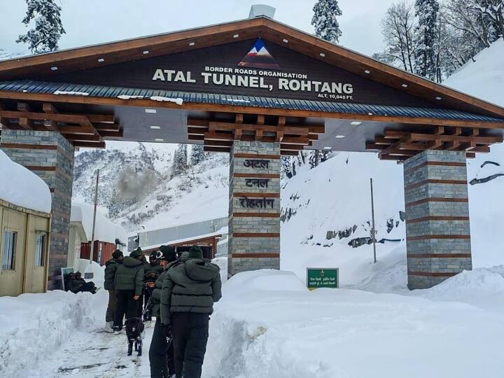 Himachal Avalanche on Rohtang Tunnel obstructs Manali-Leh highway, 219 roads across the state closed due to snowfall Himachal Pradesh Weather: रोहतांग टनल पर हिमस्खलन से मनाली-लेह हाईवे बाधित, बर्फबारी से 219 सड़कें बंद