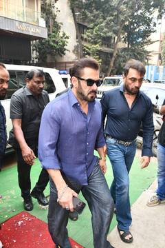 शादी अटेंड करने पहुंचे Salman Khan तो पैर छूने लगे Rahul Kanal, 'टाइगर' ने फिर यू लगाया गले | PICS