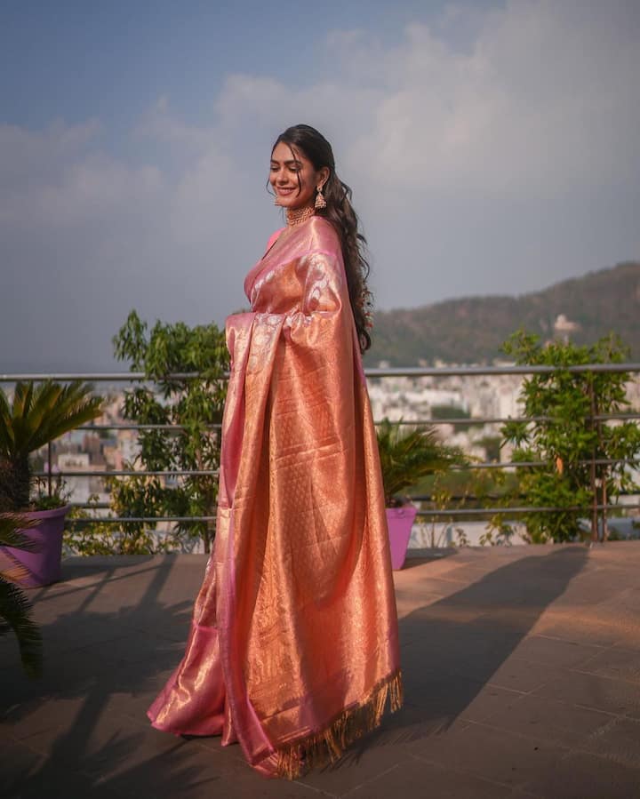 मृणालनं हे फोटो शेअर करुन त्याला 'साडी लव्ह' असं कॅप्शन दिलं आहे.  (Mrunal Thakur/Instagram)