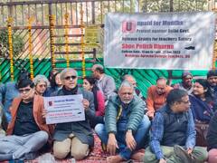 अग्रसेन कॉलेज के बाहर टीचर्स कर रहे जूता पॉलिश, 4 माह से सैलरी नहीं आने पर विरोध