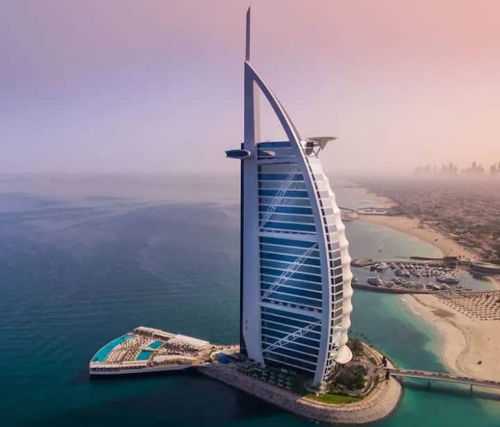 आलीशान और लग्जरियस होटल की बात आती है तो बुर्ज अल अरब का नाम सबसे पहले लिया जाता है, सफेद रेत के बीच में मौजूद यह 400 से ज्यादा भव्य कमरों के लिए जाना जाता है. ये 7 स्टार होटल खूबसूरती की मिसाल है.