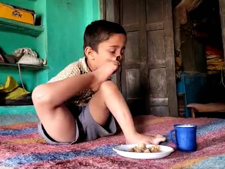 हात नसल्याने जेवण सुद्धा पायाने चमचाच्या सहाय्याने करतो. त्याच्या या संघर्षाची अनुभूती त्याच्या प्रत्येक क्रियेप्रसंगी येते. वर्गातील अन्य मित्रही त्याच्या दिनचर्येसाठी त्याला मदत करतातच.