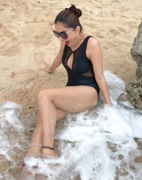 બિગ બોસ 14ની અભિનેત્રી રૂબિના દિલાઈક આ દિવસોમાં સોશિયલ મીડિયા પર ખૂબ જ એક્ટિવ છે. અભિનેત્રી પોતાના ગ્લેમરસ અવતારથી યુઝર્સને પરેશાન કરતી રહે છે. હાલમાં જ રૂબીનાએ એક હોટ વીડિયો શેર કર્યો છે.