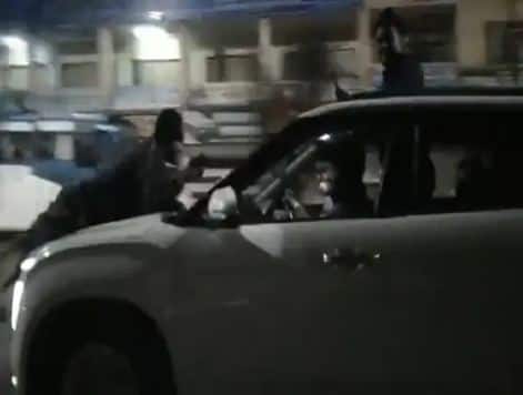 Youth Making Reel On Car Bonnet In Amritsar; Viral Video, Instagram Reel, Police Action ਸੋਸ਼ਲ ਮੀਡੀਆ ਦੇ ਨਸ਼ਾ ! ਜਾਨ ਨੂੰ ਖ਼ਤਰੇ ਵਿੱਚ ਪਾ ਕੇ ਬਣਾਈ ਵੀਡੀਓ