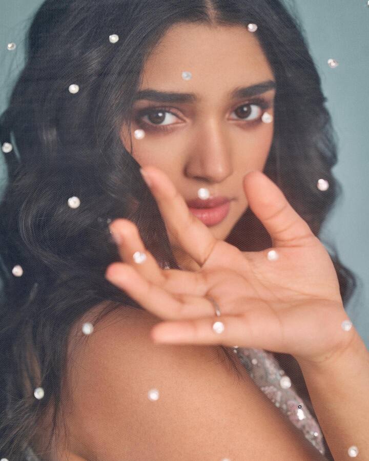 స్కిన్ షోకి దూరంగానే ఉన్న కృతిశెట్టి తన చూపులు,నవ్వుతోనే కట్టిపడేస్తుంటుంది. తాజాగా షేర్ చేసిన ఫొటోలు చూస్తే ఈ మాట నిజమేనని మరోసారి అనుకుంటారు..