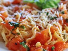 Tomato Garlic Pasta: घर की पार्टी में इस आसान से डिश को आजमाएं, बन जाएगी पार्टी की शान