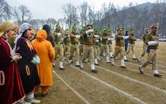 Republic Day 2023: કાશ્મીર ખીણમાં આ રીતે ઉજવાયો ગણતંત્ર દિવસ, 100 મીટર લાંબા ત્રિરંગા સાથે નીકળ્યું સરઘસ