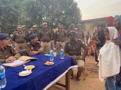 सोनभद्र: जहां कभी नक्सली लगाते थे जन अदालत, वहां अधिकारियों ने लगाई चौपाल, सुनी लोगों की फरियाद