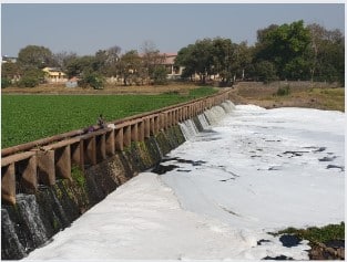 indrayani river polluted becouse of industies chemical water Pune Indrayani River Pollution : देवाच्या आळंदीतील इंद्रायणी नदीत साबणाच्या फेसासारखे पाणी; वारकऱ्यांच्या जीवाशी खेळ