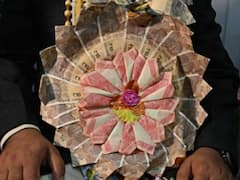 दिल्ली: दूल्हे ने पहनी 1.6 लाख रुपये के नोटों की माला, घोड़ी पर चढ़ने से पहले ले भागा झपटमार