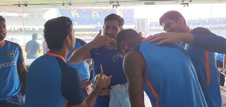 WATCH: India  MS Dhoni surprises Team India in Ranchi MS Dhoni India vs New Zealand: મહેન્દ્રસિંહ ધોનીની ફરી ટીમ ઇન્ડિયાના ડ્રેસિંગ રૂમમાં એન્ટ્રી, પ્લેયર્સને આપી સરપ્રાઇઝ, જુઓ VIDEO