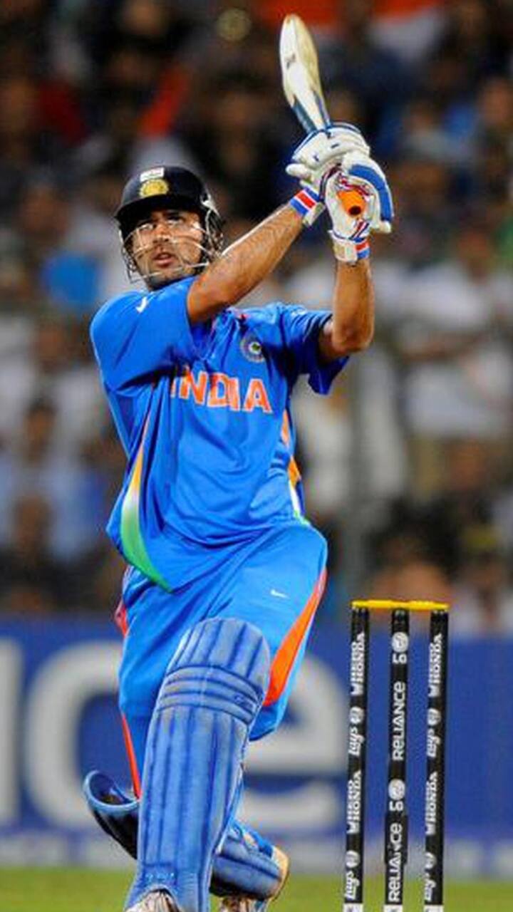 இவர் அடிக்கும் ஹெலிகாப்டர் ஷாட்டிற்கு, ஏராளமான ரசிகர்கள் உள்ளனர்