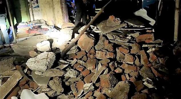 दुर्घटनाग्रस्त दोन मजली इमारत काटई ग्रामपंचायत हद्दीतील असून 30 ते 35 वर्ष जुनी आहे.