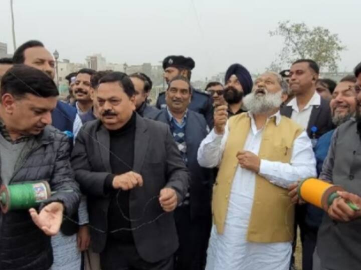 Haryana News, basant panchti anil vij flying kite and ambala got a gift of 100 crores nhai allots tender for ring road Haryana News: अंबाला को 100 करोड़ की सौगात देने के बाद पतंगबाजी करते नजर आए अनिल विज