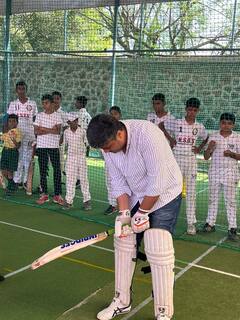 Rohit Pawar : हातात ग्लव्स, पायात पॅड; क्रिकेटच्या मैदानात रोहित पवारांचा जलवा