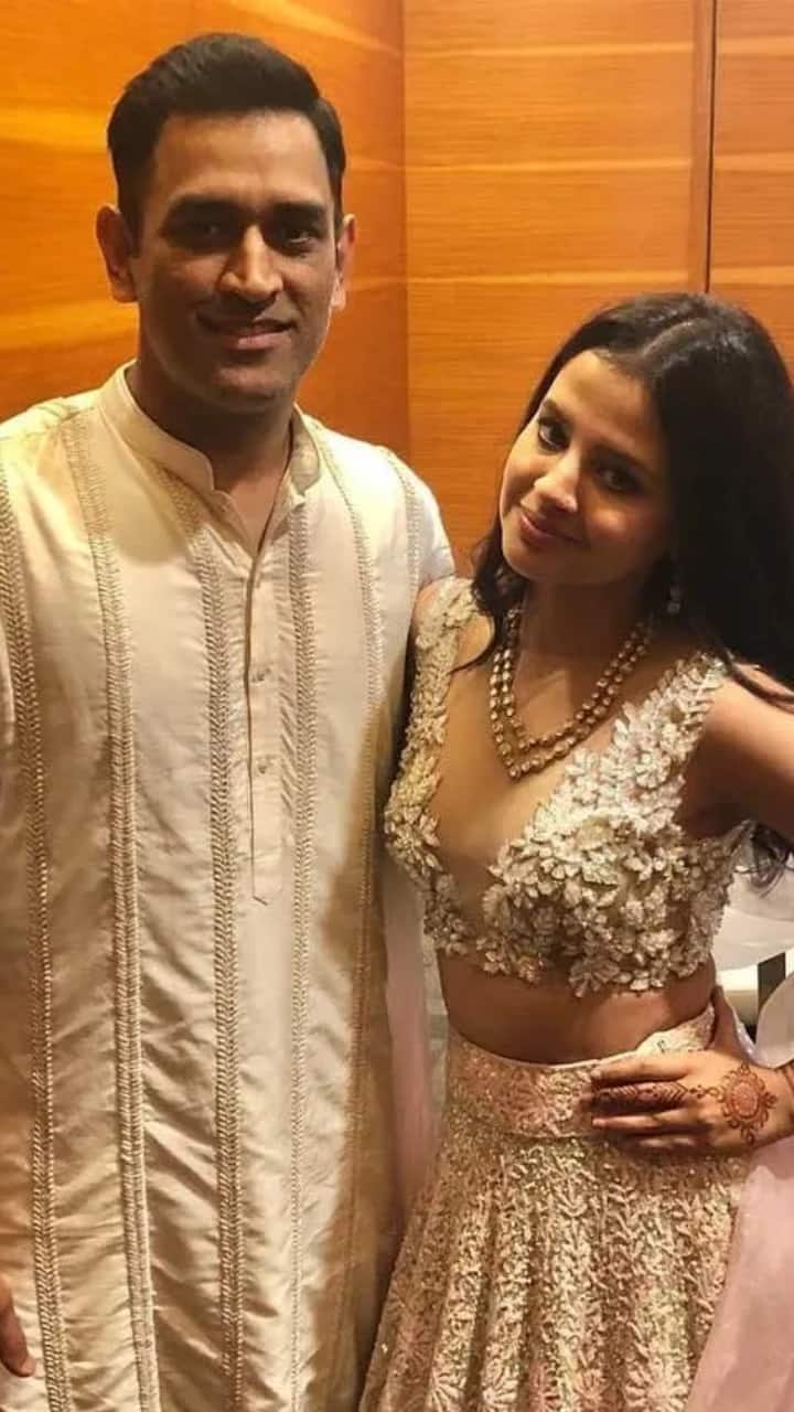 தோனி மற்றும் சாக்‌ஷி, தோனி என்டர்டெயின்மென்ட் என்ற தயாரிப்பு நிறுவனத்தை துவங்கியுள்ளனர்